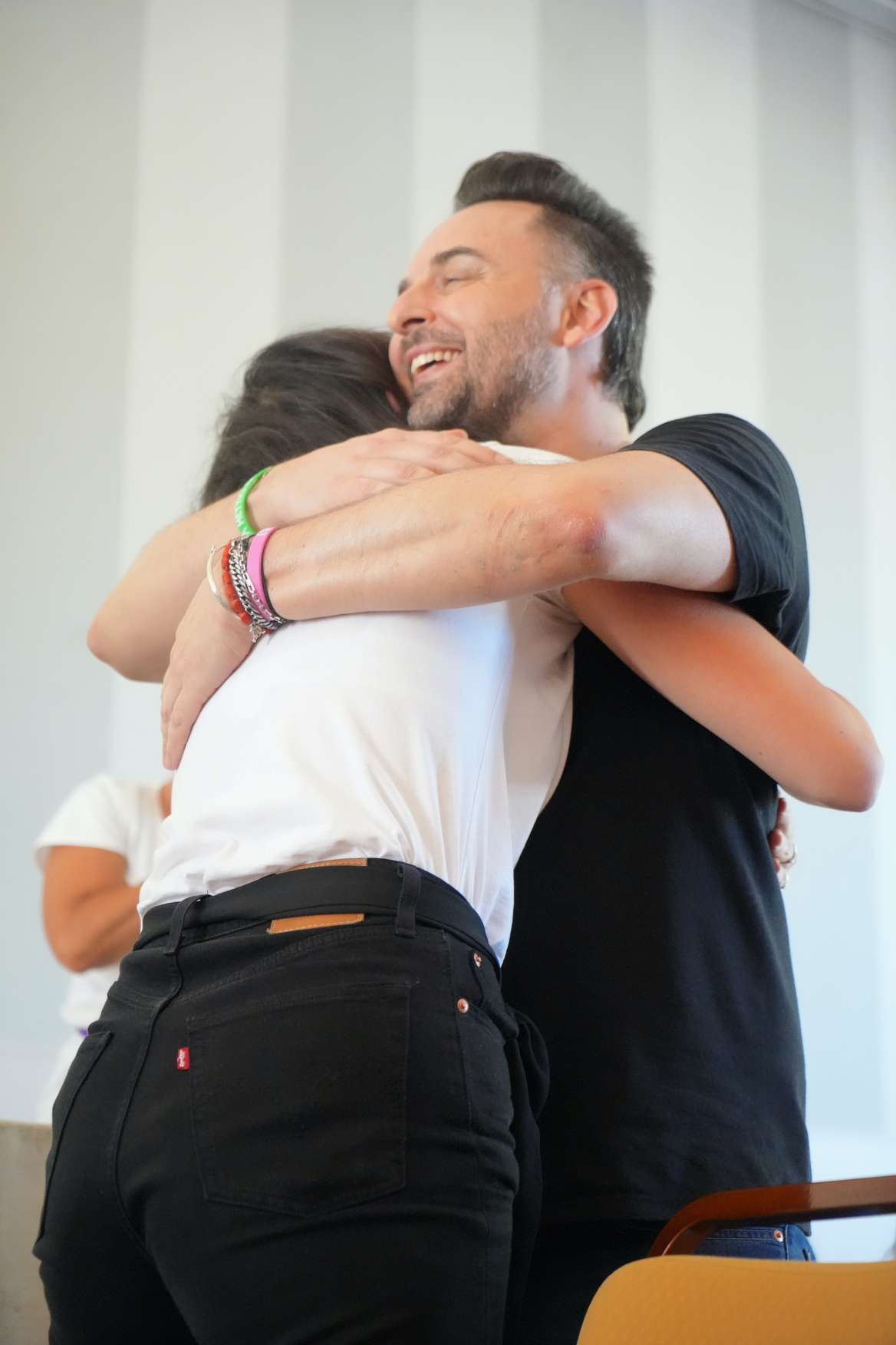 Luca Romito abbraccia una donna